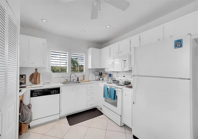 3rd image of 9481 Sunrise Lakes Blvd #310, Sunrise, FL 33322 | MLS# F10526713