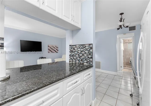 Listing Photo 4 - Condo for sale in building located at 350 Collins Ave, Miami Beach, FL 33139 - Unit #103
