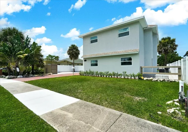 3rd image of 305 Cypress Dr E, Lake Park, FL 33403