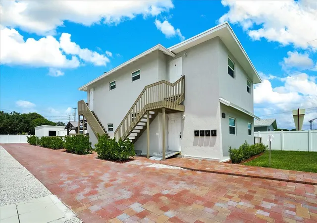 4th image of 305 Cypress Dr E, Lake Park, FL 33403