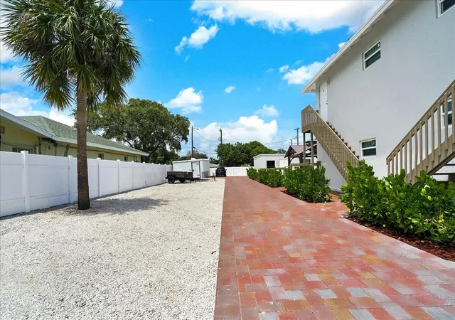 5th image of 305 Cypress Dr E, Lake Park, FL 33403