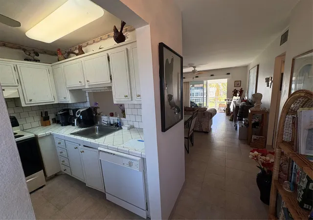 3rd image of 3506 Nw 49Th Ave #604, Lauderdale Lakes, FL 33319 | MLS# F10528219