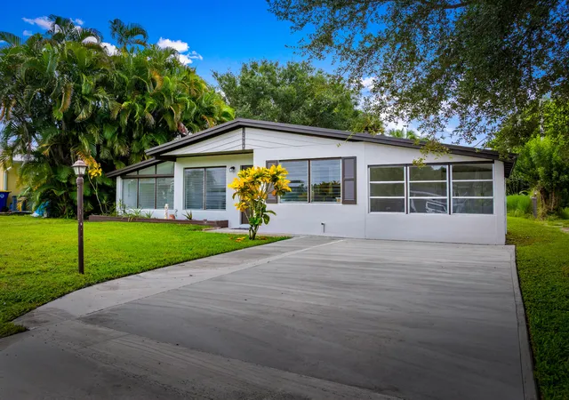 2nd image of 2904 Se Bamboo St, Stuart, FL 34997 | MLS# R11127315