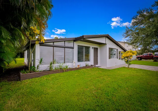 3rd image of 2904 Se Bamboo St, Stuart, FL 34997 | MLS# R11127315