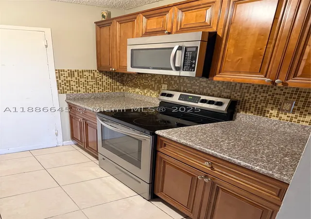 2nd image of 2000 Ne 135Th St #403, North Miami, FL 33181 | MLS# A11886645