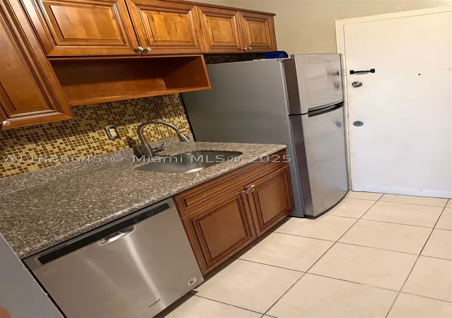 3rd image of 2000 Ne 135Th St #403, North Miami, FL 33181 | MLS# A11886645