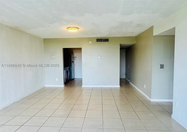 4th image of 2000 Ne 135Th St #403, North Miami, FL 33181 | MLS# A11886645