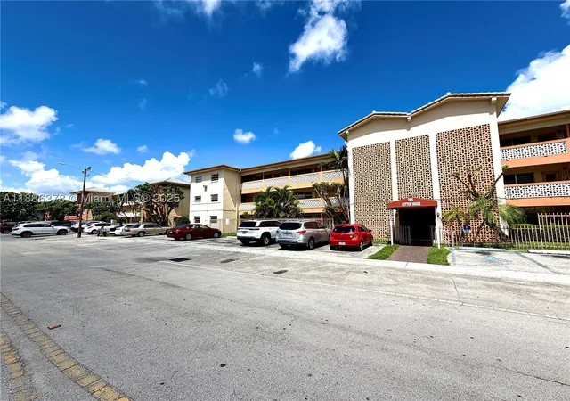 2nd image of 1885 Ne 121st St #3, North Miami, FL 33181 | MLS# A11886378