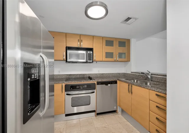 Photo 3 of Sale Pending at 2101 Brickell Avenue #905, Miami, FL 33129 | MLS# A11888843 | Listing updated on 2026-09-15