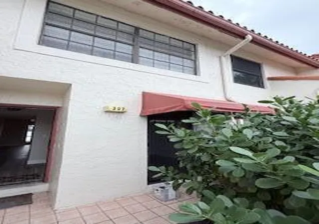 2nd image of 307 Liberty Ct, Deerfield Beach, FL 33442 | MLS# R11129438