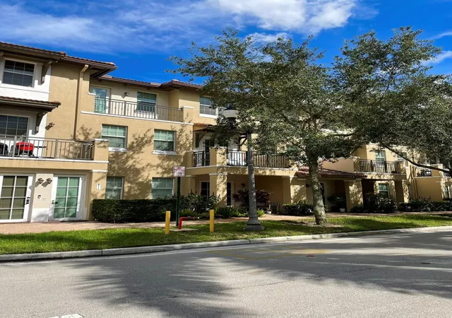 4th image of 817 Sw 147Th Ave #1404, Pembroke Pines, FL 33027 | MLS# F10529897