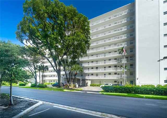 2nd image of 2555 Ne 11th St #310, Fort Lauderdale, FL 33304 | MLS# A11892037