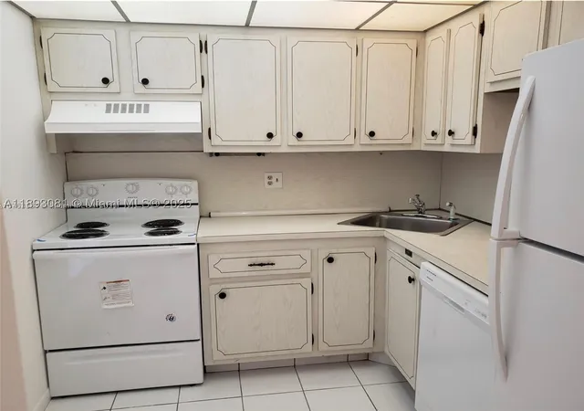 Listing Photo 2 - Condo for sale in building located at 6150 Nw 62Nd St, Tamarac, FL 33319 - Unit #308