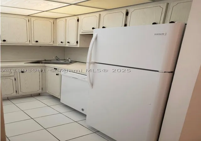 Listing Photo 3 - Condo for sale in building located at 6150 Nw 62Nd St, Tamarac, FL 33319 - Unit #308