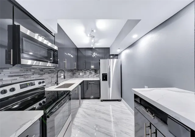 3rd image of 1100 Saint Charles Pl #708, Pembroke Pines, FL 33026 | MLS# F10531705