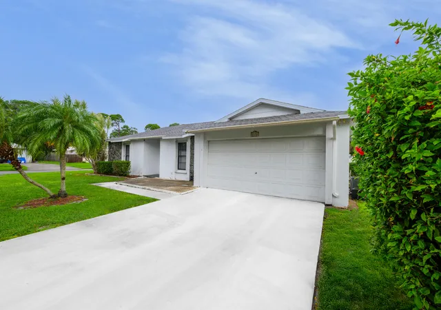Homes for sale in Vero Beach, FL | 2490 4th Pl, Vero Beach, FL 32962 | MLS# R11132560