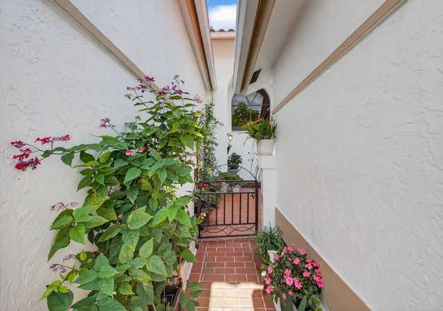 3rd image of 10559 Ladypalm Ln #A, Boca Raton, FL 33498 | MLS# R11133017