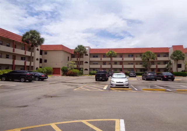 Homes for sale in Sunrise, FL | 2831 E Sunrise Lakes Dr #209, Sunrise, FL 33322 | MLS# F10531568