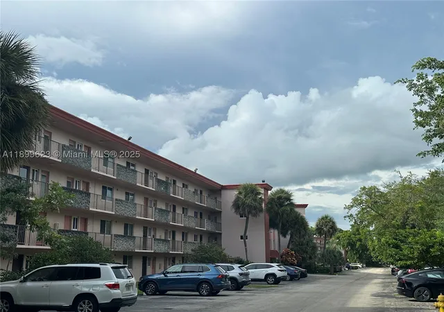 Listing Photo 3 - Condo for sale in building located at 1101 Nw 58Th Ter, Sunrise, FL 33313 - Unit #108