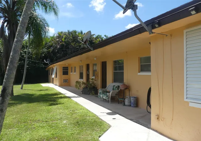 3rd image of 4725 Sw 65Th Ave, Davie, FL 33314 | MLS# F10533041