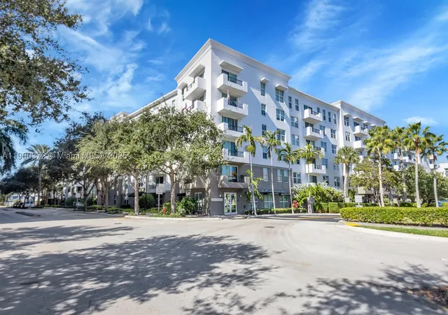 2nd image of 2421 Ne 65Th St #211, Fort Lauderdale, FL 33308 | MLS# A11900372