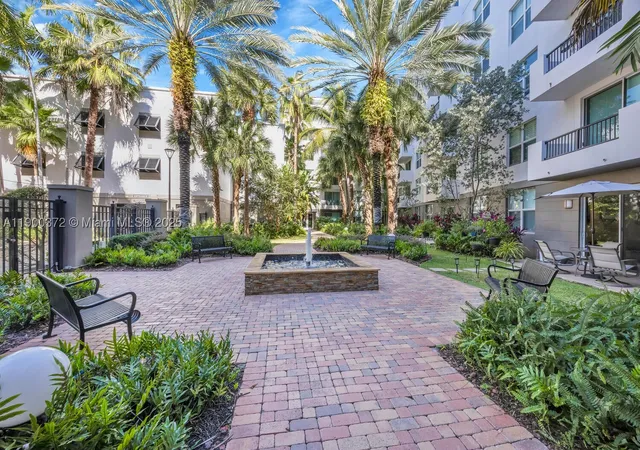 3rd image of 2421 Ne 65Th St #211, Fort Lauderdale, FL 33308 | MLS# A11900372
