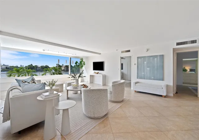 2nd image of 215 N Birch Rd #2b, Fort Lauderdale, FL 33304 | MLS# F10533129