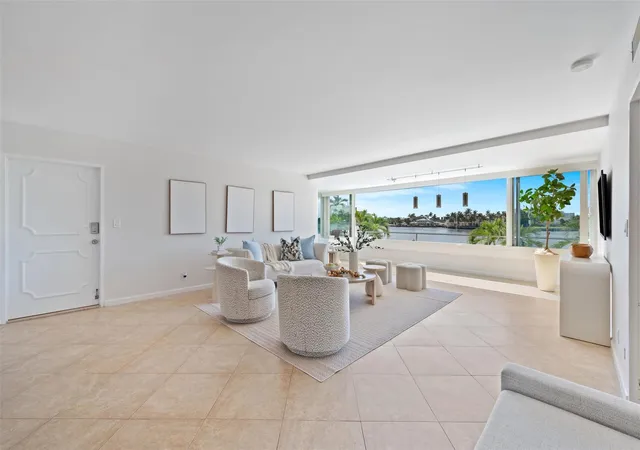 3rd image of 215 N Birch Rd, Fort Lauderdale, FL 33304