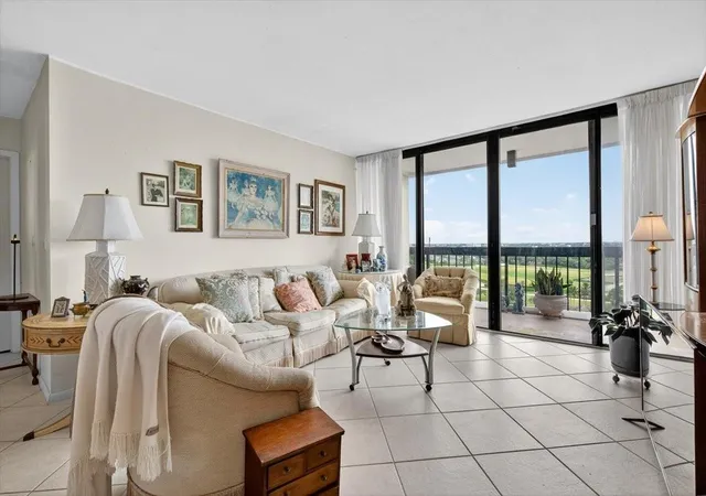 Homes for sale in West Palm Beach, FL | 2425 Presidential Wy #1502, West Palm Beach, FL 33401 | MLS# R11135498