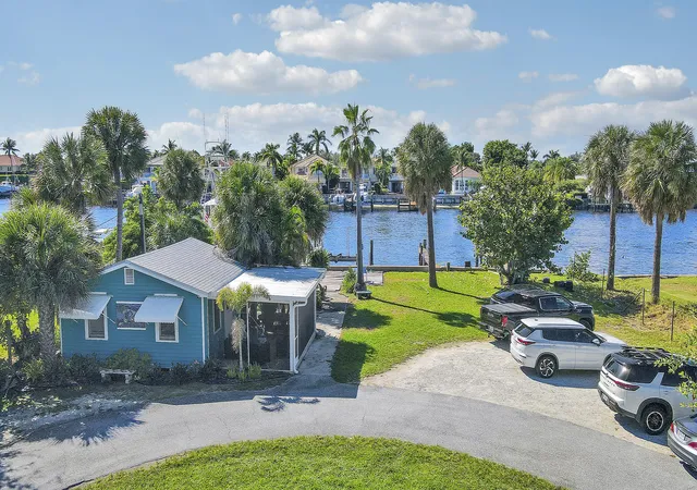 3rd image of 2031 Melody Ln, North Palm Beach, FL 33408 | MLS# R11135633