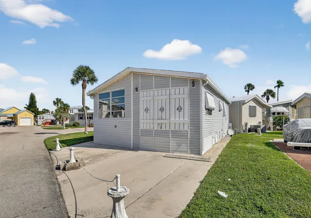 3rd image of 217 Nettles Blvd, Jensen Beach, FL 34957 | MLS# R11136028