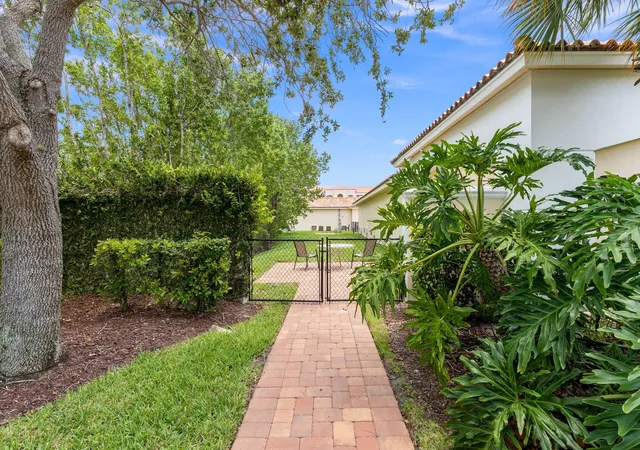 Homes for sale in Hutchinson Island, FL | 17 Harbour Isle Drive, Hutchinson Island, FL 34949 | Houzeo