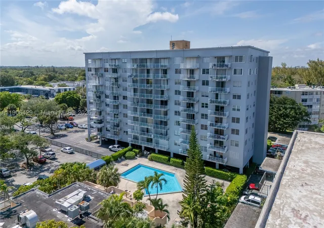 2nd image of 1470 Ne 125Th Ter, North Miami, FL 33161