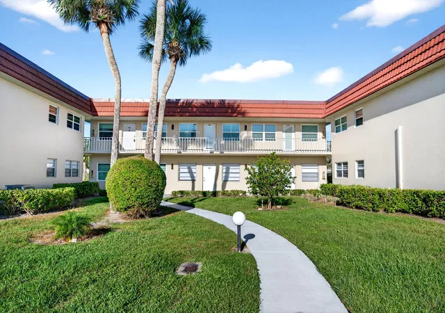 Homes for sale in Vero Beach, FL | 108 Spring Lake Ct #203, Vero Beach, FL 32962 | MLS# R11137185