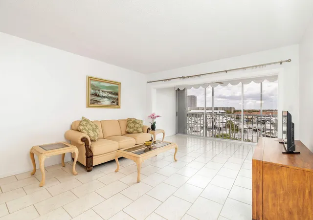 Homes for sale in West Palm Beach, FL | 907 Marina Dr, West Palm Beach, FL 33408
