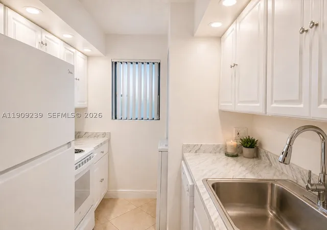 Listing Photo 5 - Condo for sale in building located at 523 Trace Cir, Deerfield Beach, FL 33441 - Unit #105