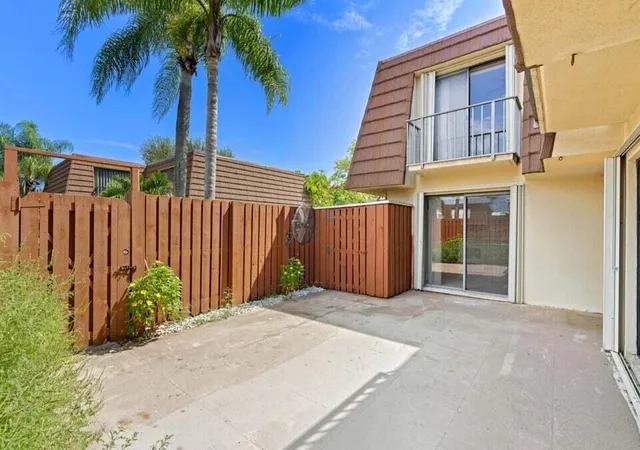 2nd image of 3960 August Dr, Lake Worth, FL 33461 | MLS# R11138703
