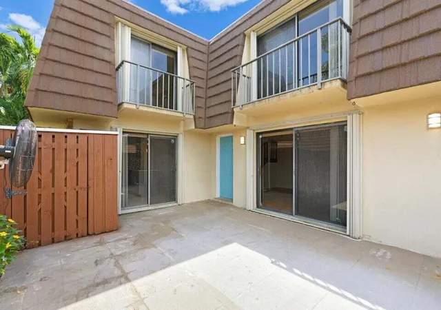 3rd image of 3960 August Dr, Lake Worth, FL 33461 | MLS# R11138703