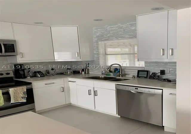 Listing Photo 5 - Condo for sale in building located at 1501 Arthur St, Hollywood, FL 33020 - Unit #10