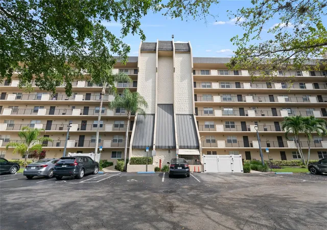 3rd image of 3300 W Rolling Hills Cir #610, Davie, FL 33328 | MLS# F10536156