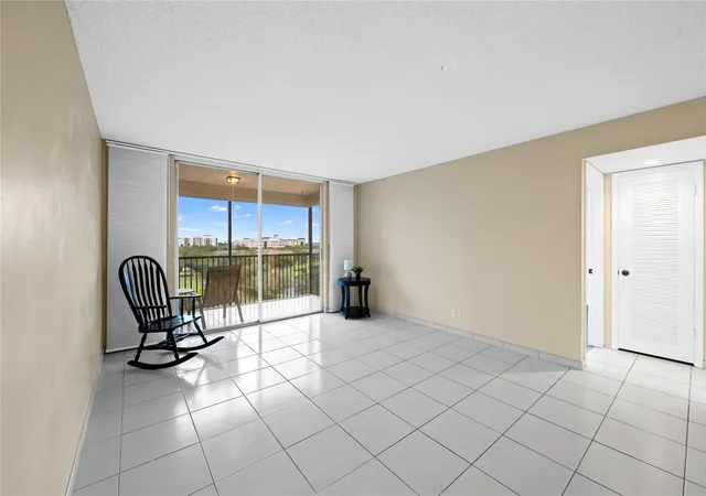 4th image of 3300 W Rolling Hills Cir #610, Davie, FL 33328 | MLS# F10536156