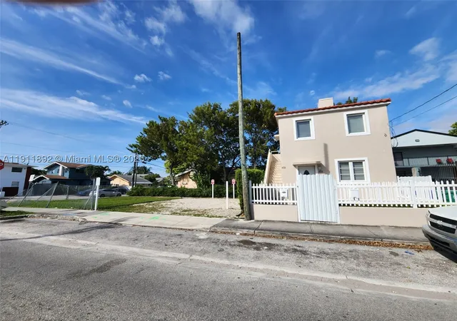 Photo 4 of House for sale at 243 Sw 10Th Ave, Miami, FL 33130 | MLS# A11911892 | Listing updated on 2026-07-24