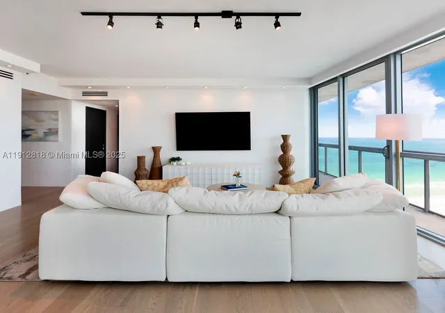 Photo 2 of Condo for sale at 101 20Th St #3006, Miami Beach, FL 33139 | MLS# A11912818 | Listing updated on 2026-01-16