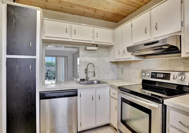 Homes for sale in Deerfield Beach, FL | 4311 Crystal Lake Dr #421, Deerfield Beach, FL 33064 | MLS# F10536631