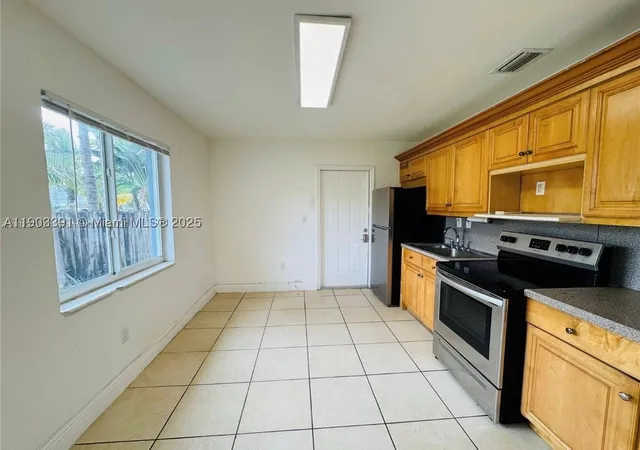 2nd image of 2540 Ne 181st St, North Miami Beach, FL 33160 | MLS# A11903391