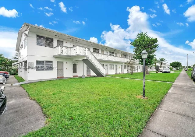 Photo 2 of Condo for sale at 122 Ne 204th St #3, Miami, FL 33179 | MLS# A11915466 | Listing updated on 2025-11-21