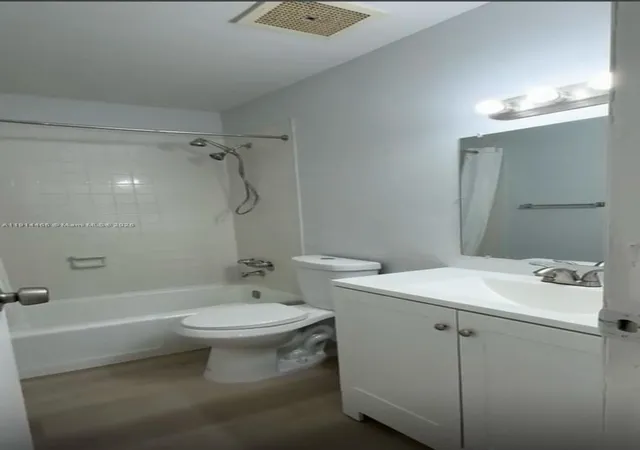 Homes for sale in Hialeah, FL | 17901 68 Ave, Hialeah, FL 33015 | Houzeo