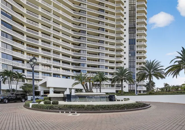 2nd image of 1000 W Island Blvd, Aventura, FL 33160