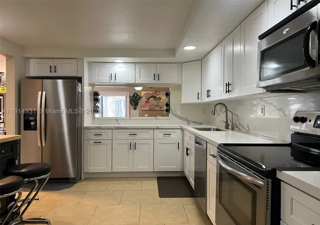 Photo 3 of Townhouse for sale at 9894 Fairway Cove Ln, Plantation, FL 33324 | MLS# A11914931 | Listing updated on 2026-10-08