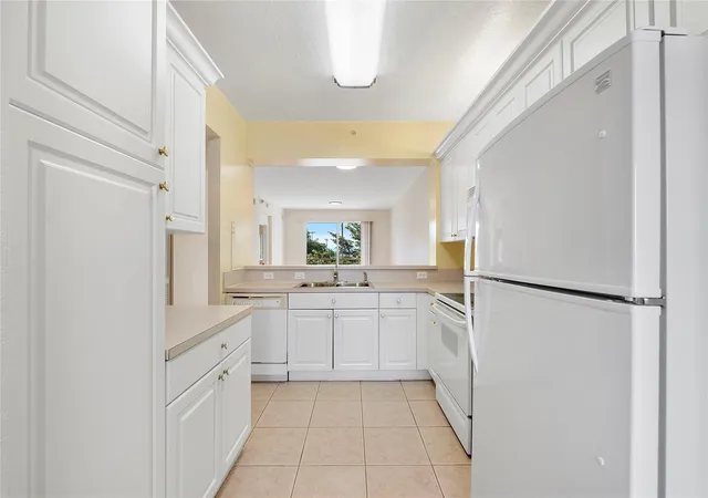 3rd image of 7765 Yardley Dr #403, Fort Lauderdale, FL 33321 | MLS# F10538346